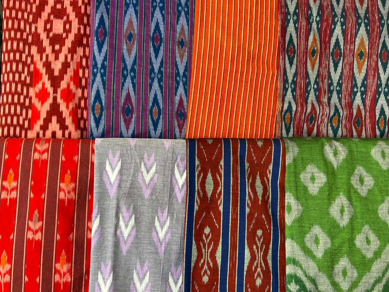 Deretan kain tenun ikat Bandar Kidul karya para perajin Medali Mas. Tampak semakin memesona dengan tahapan yang sempurna, didukung tangan-tangan terampil dan kreatif.