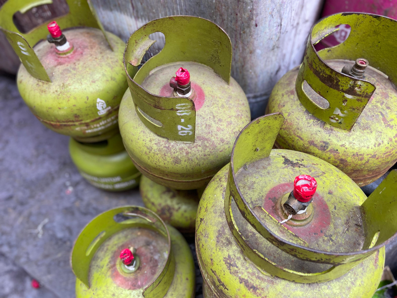 Tumpukan tabung LPG 3 kilogram di sudut tempat produksi kain tenun ikat Medali Mas.