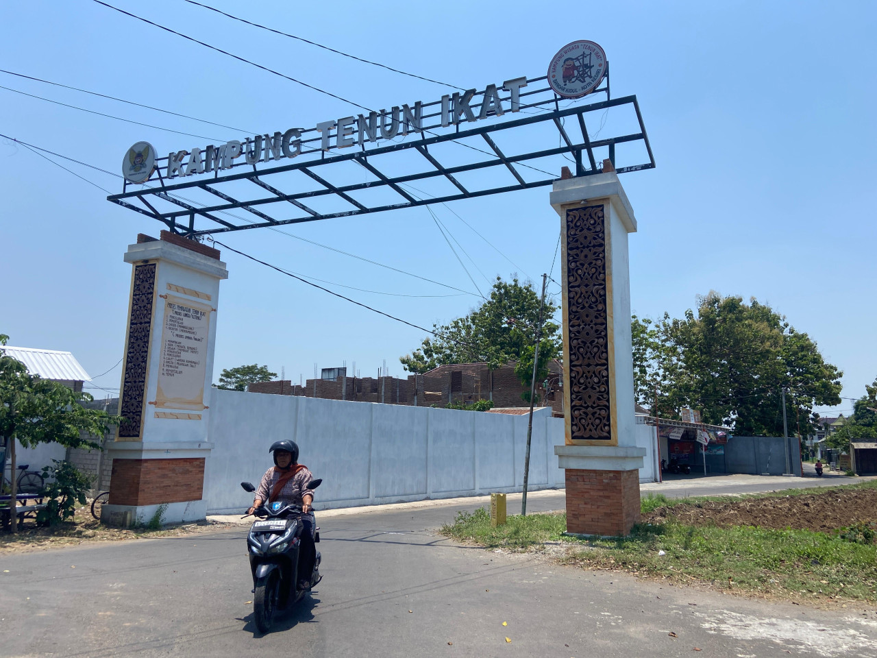 Gapura penanda masuk Kampung Tenun Ikat di Kelurahan Bandar Kidul, Kecamatan Mojoroto, Kota Kediri. Di salah satu sisi tiang terdapat keterangan 14 proses pembuatan tenun ikat untuk bekal informasi masyarakat.