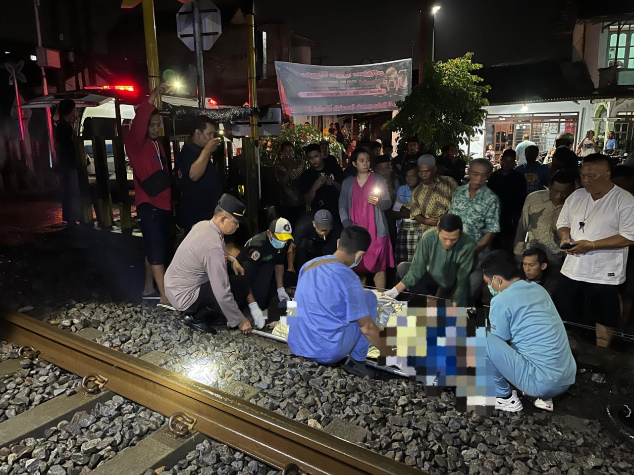 Foto: Petugas saat mengevakuasi korban usai tertabrak kereta api. (Satlantas Polres Tulungagung/jatimnow.com)