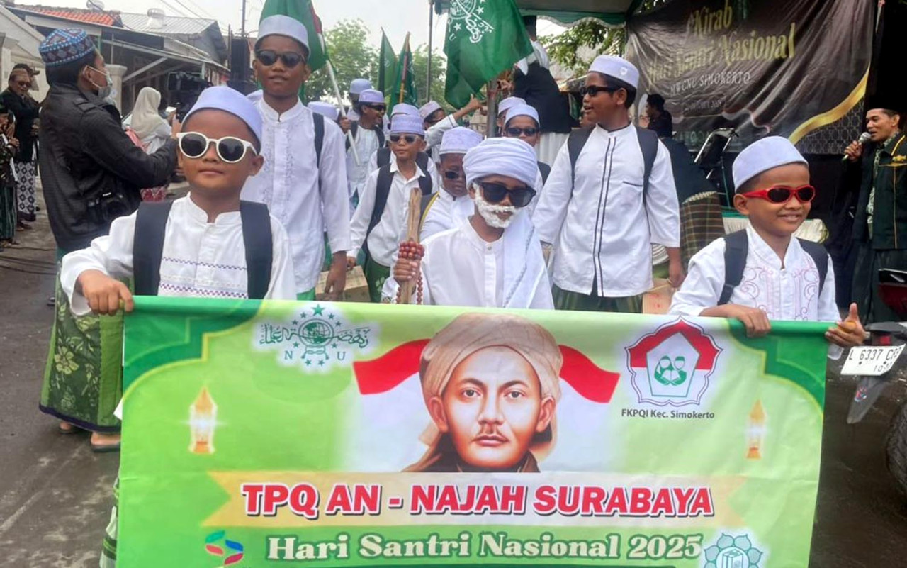 Ribuan pelajar dan santri di Kecamatan Simokerto, Surabaya, tumpah ruah di jalanan dalam rangkaian Kirab Resolusi Jihad yang digelar pada Sabtu (25/10/2025). (Foto: MWCNU for JatimNow.com)