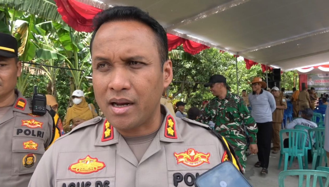Kapolres Lamongan, AKBP Agus Dwi Suryanto saat menanggapi soal motor rusak massal gegera Pertalite. (Foto: Adyad Ammy Iffansah/jatimnow.com)