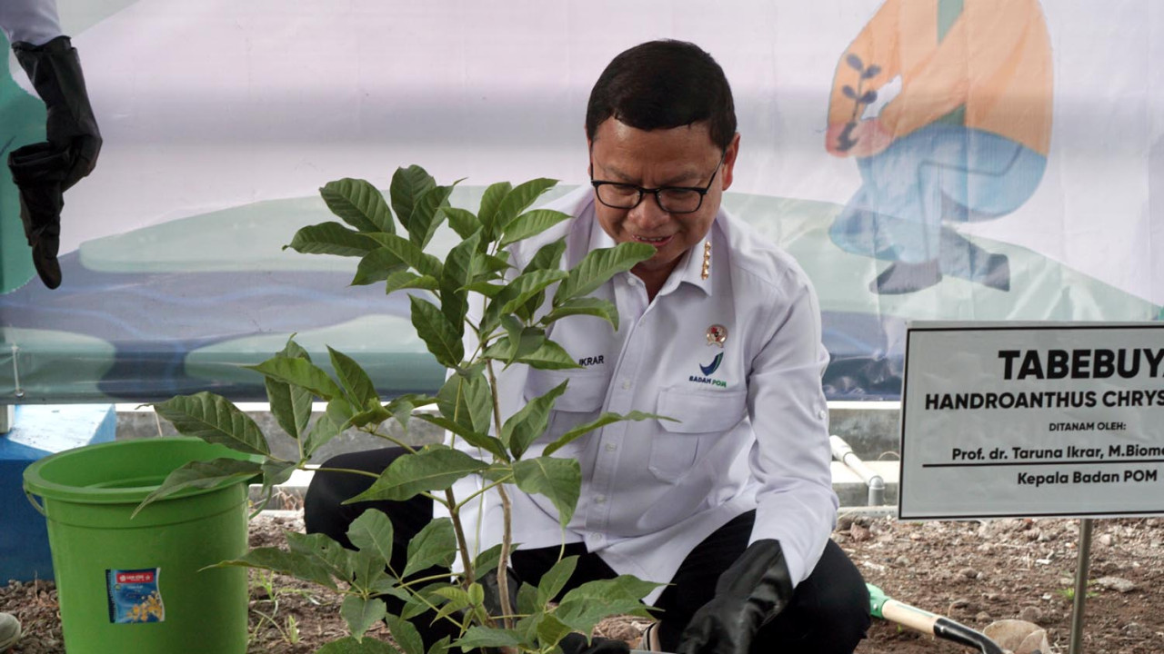 Kepala BPOM bersama perwakilan JAPFA dan SGF menanam pohon di halaman pabrik. Foto ini melambangkan semangat keberlanjutan dan tanggung jawab lingkungan dari industri pangan nasional. (Foto/jatimnow.com)