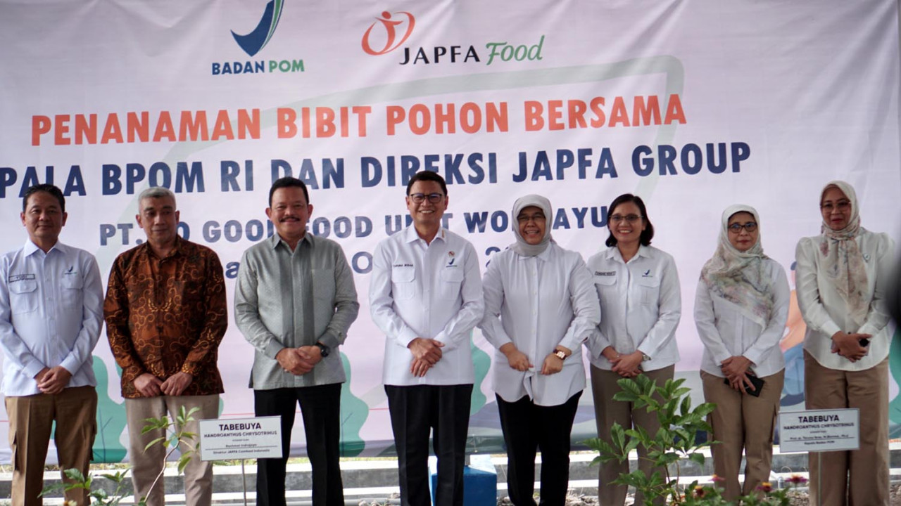 Momen keakraban antara Kepala BPOM dan jajaran manajemen SGF menutup rangkaian kunjungan. Senyum dan jabat tangan menjadi simbol kolaborasi berkelanjutan antara lembaga pengawas dan industri. (Foto/jatimnow.com)