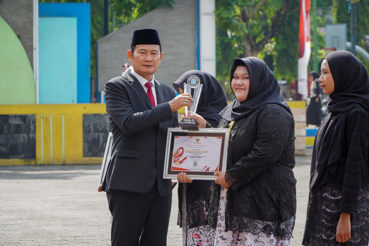 Foto: Paramitha Glory Islamic saat menerima penghargaan pemuda pelopor 2025 dari Bupati Lamongan. ( Adyad Ammy Iffansah/jatimnow.com)