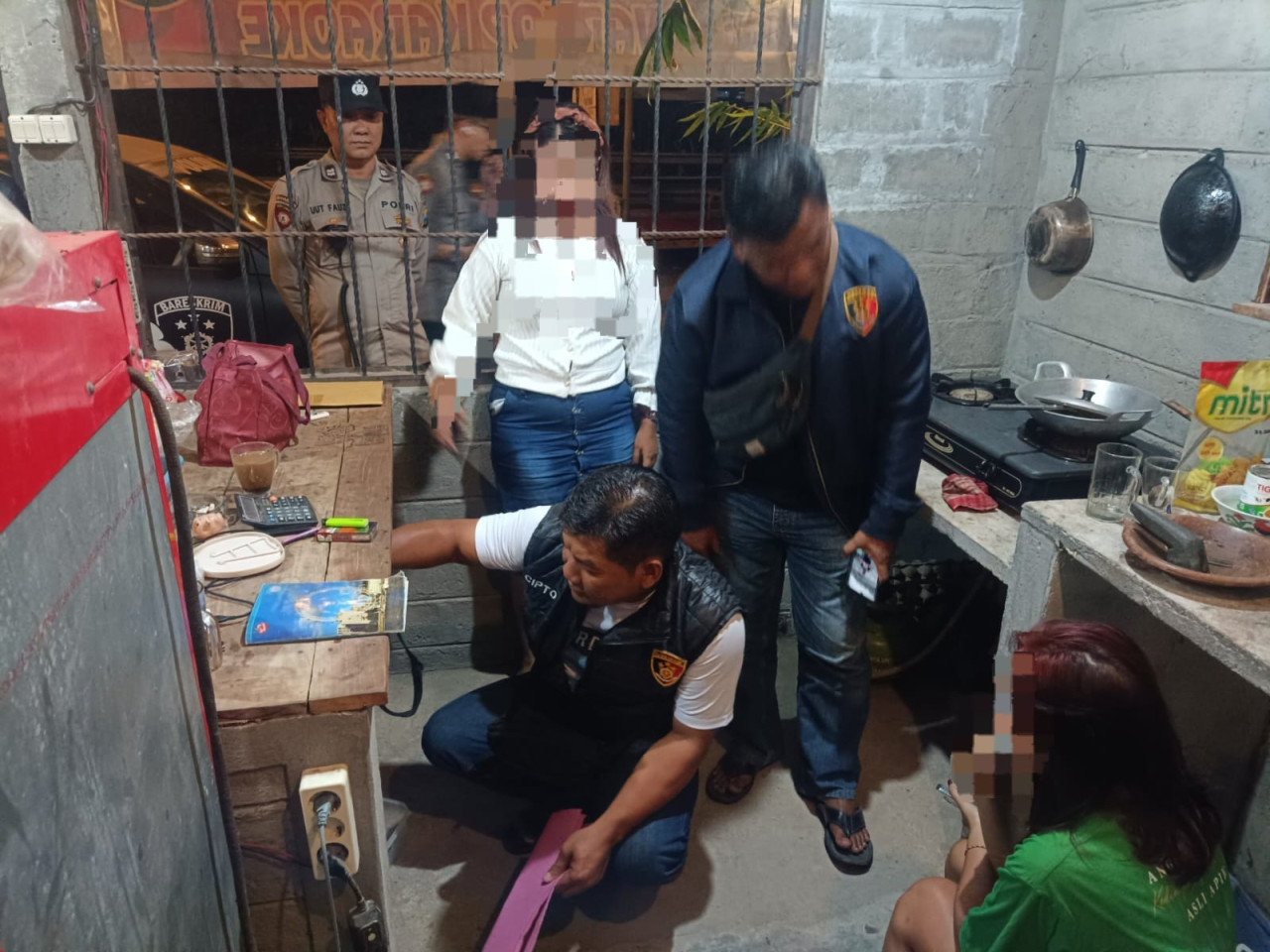 Foto: Polisi saat menggerebek lokasi penjualan minuman keras ilegal di Tulungagung. (Polres Tulungagung/jatimnow.com)