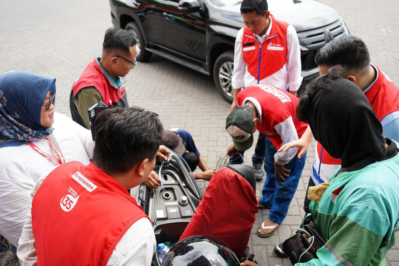 Petugas Pertamina Patra Niaga melakukan investigasi. (Foto: Pertamina/jatimnow.com)