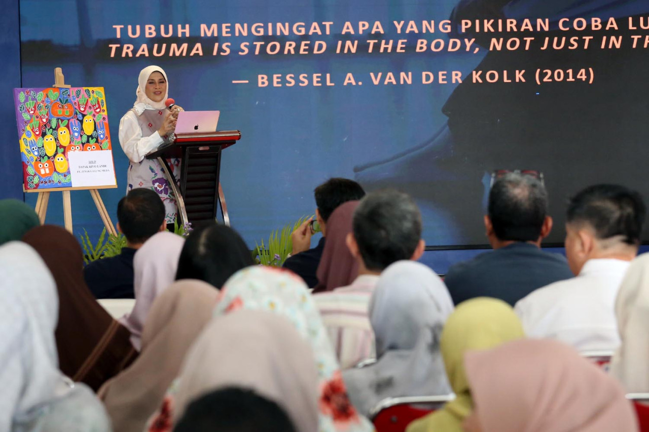Prof. Mia Amiati menyampaikan pendapat saat menjadi pembicara utama dalam gelaran Malang Autism Colors 2025 yang digelar Malang Autis Center, di Malang Creative Center (MCC), Sabtu (25/10/2025). (Foto: Ali Masduki/jatimnow.com)
