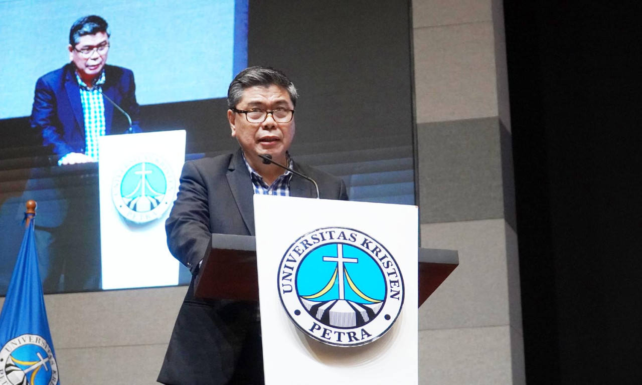 Rektor UK Petra, Profesor Rolly Intan. (Foto: Humas UK Petra for JatimNow.com)
