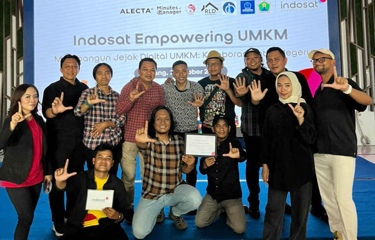 Tim Rumah Literasi Digital (RLD) foto bersama usai menjadi pemateri dalam program Indosat Empowering UMKM bath 2, di MCC, Kamis (02/10/2025).