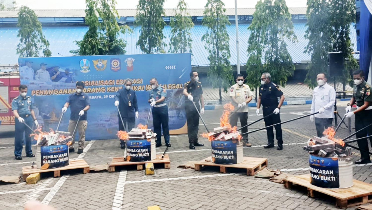 Pemusnahan jutaan batang rokok ilegal hasil penindakan selama periode April hingga Juli 2025. (Foto: Ali Masduki/jatimnow.com)