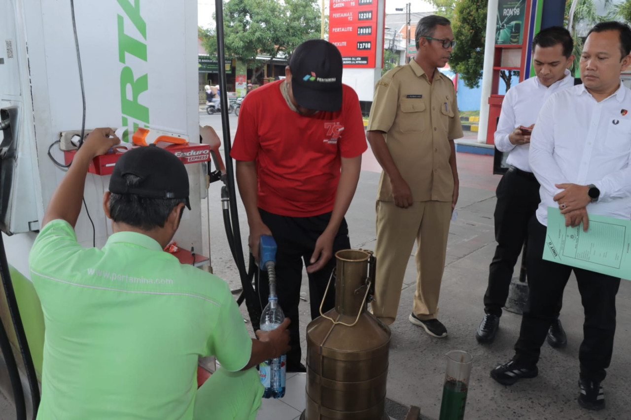 Foto: Sidak Polres Lamongan dan Disperindag Lamongan di SPBU Rangge. (Adyad Ammy Iffansah/jatimnow.com)
