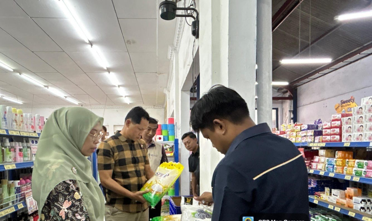 Satgas Pangan Ponorogo melakukan pengecekan harga dan kualitas beras di sejumlah pasar tradisional serta toko modern. (Foto: Polres Ponorogo/jatimnow.com)