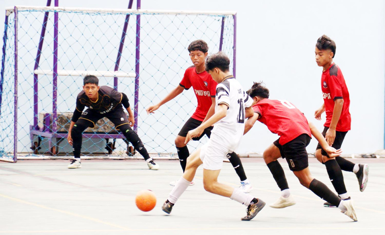Pertandingan futsal meramaikan gelaran Sincar Fiesta SMA St. Carolus Surabaya. (Foto: Ali Masduki/jatimnow.com)