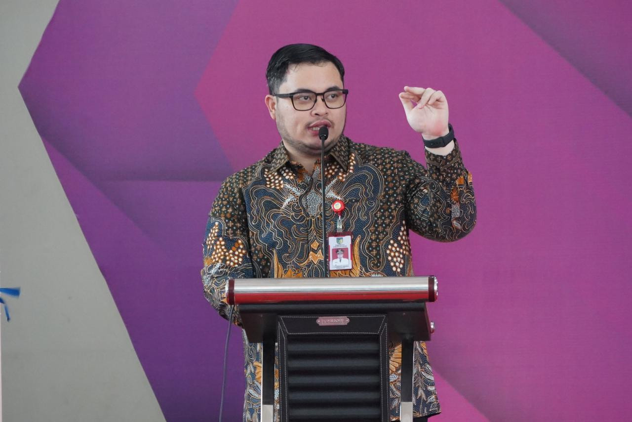 Mas Dhito usai menyerahkan sertifikat SLHS secara simbolis di Gedung Bagawanta Bhari. (Foto: Pemkab Kediri/jatimnow.com)