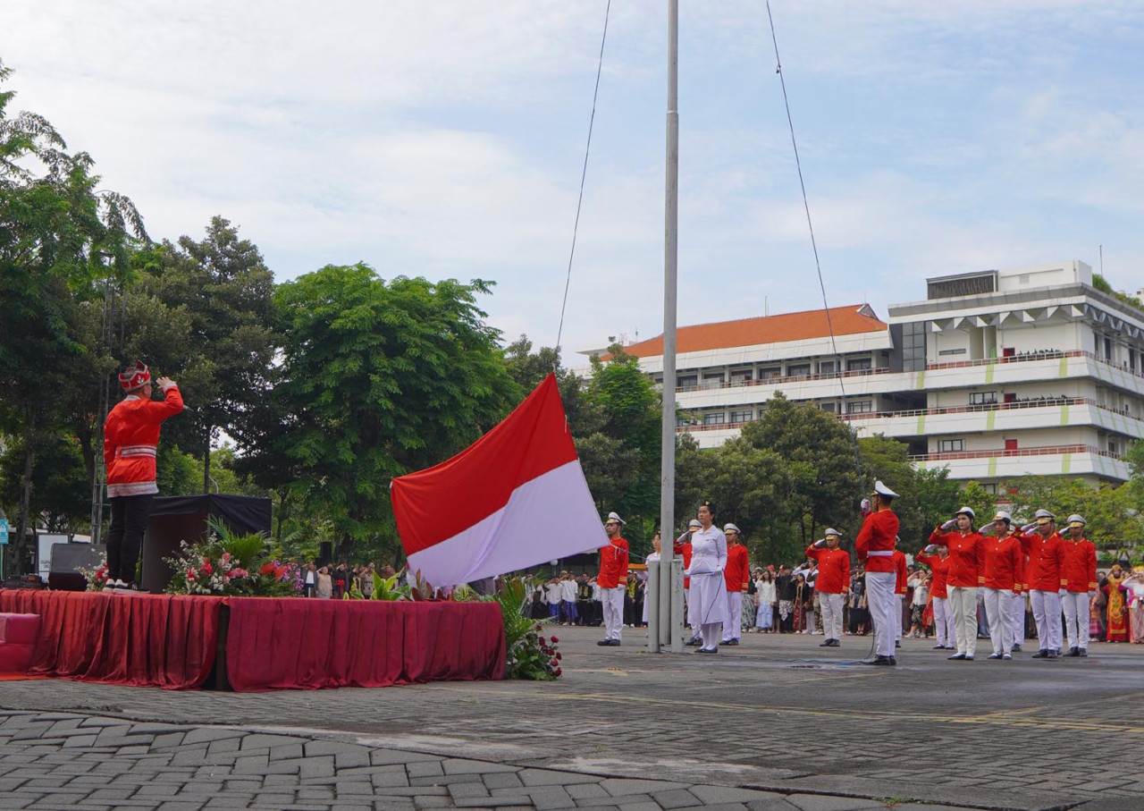 Upacara peringatan Hari Sumpah Pemuda ke-97 di Kampus Ubaya Tenggilis pada Selasa, 28 Oktober 2025. (Foto: Humas Ubaya for JatimNow.com)