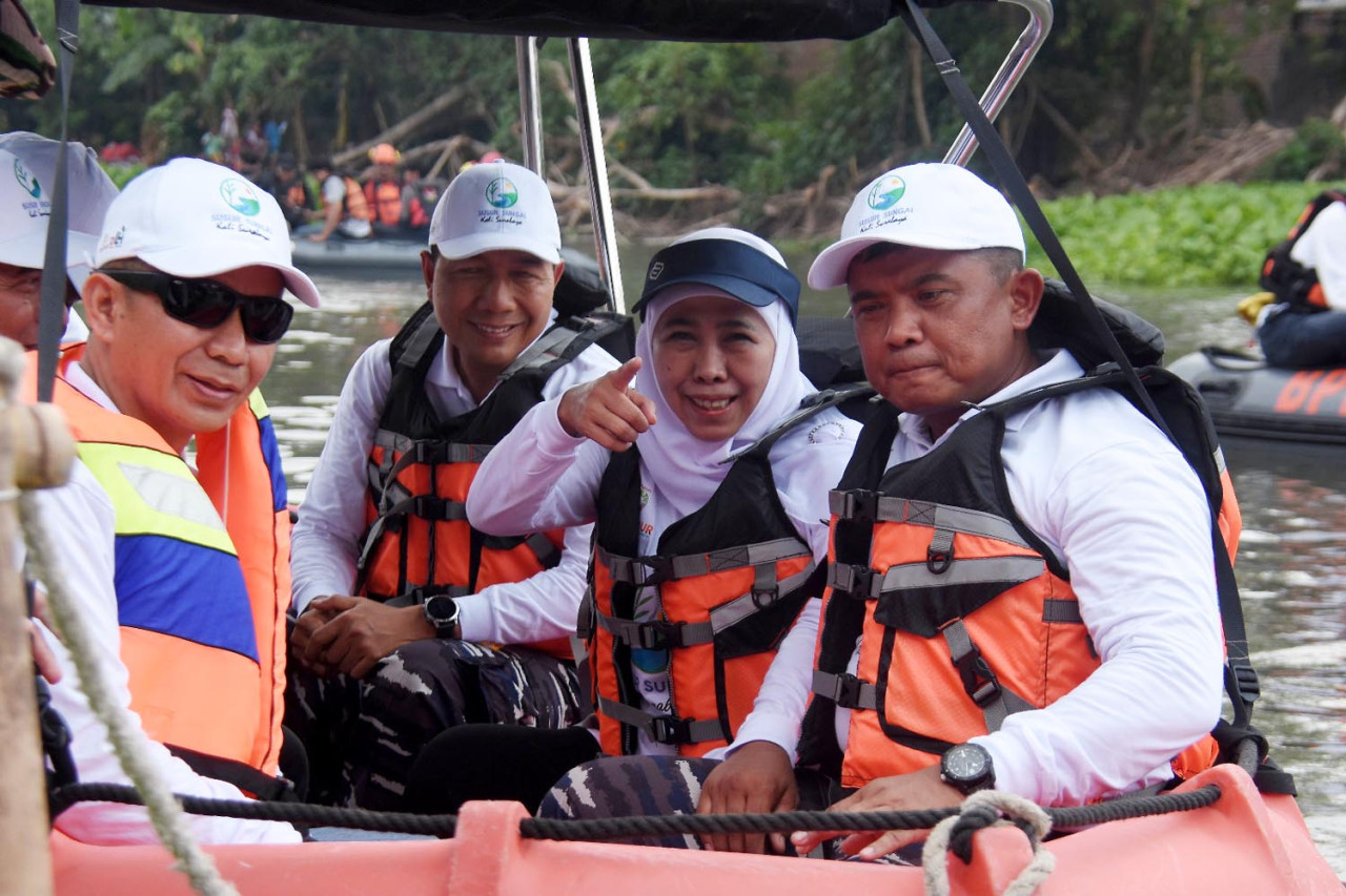 Gubernur Jawa Timur Khofifah Indar Parawansa mengikuti kegiatan susur Kali Surabaya. (Foto: Ainul Yakin for jatimnow.com)