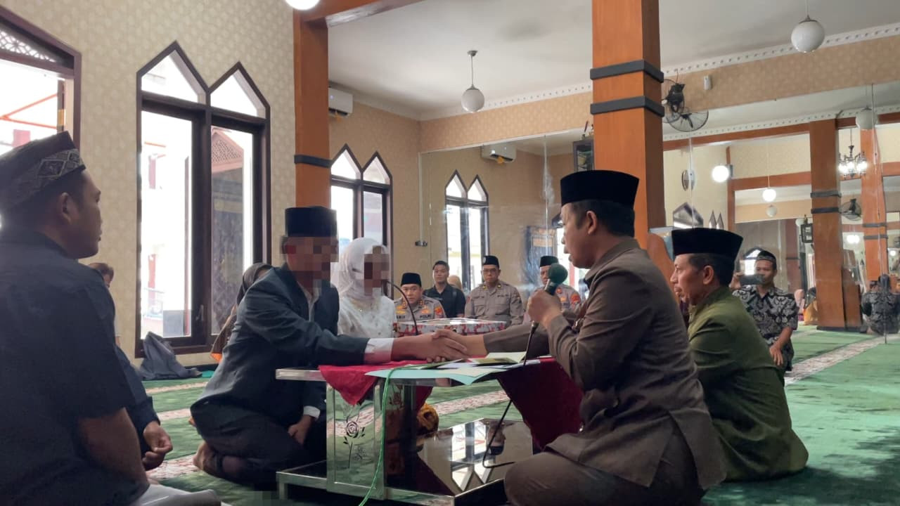 Tahanan Kasus Narkoba Melangsungkan Akad Nikah di Masjid Polres Blitar