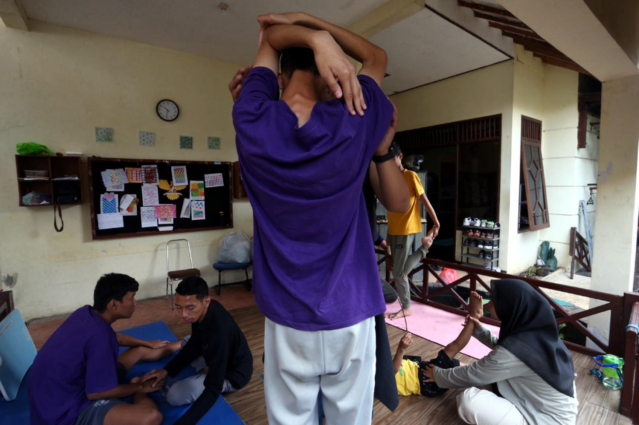 Suasana sesi terapi di Malang Autism Center. Para terapis mendampingi anak-anak autisme berlatih motorik dan keseimbangan tubuh dengan berbagai metode gerak. Aktivitas ini tak hanya melatih fisik, tetapi juga membantu anak-anak belajar fokus, disiplin, dan percaya diri. (Foto: Ali Masduki/jatimnow.com)