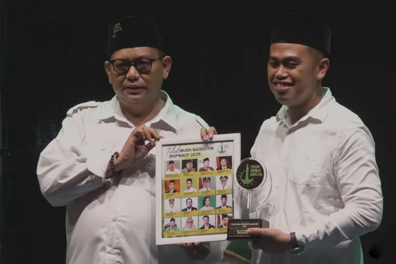 Penghargaan diserahkan langsung oleh Ketua Umum FJN, Muhamad Didi Rosadi, dalam acara Resepsi Puncak Festival Santri 2025 yang digelar meriah di Alun-Alun Kota Blitar, Sabtu (25/10/2025) malam. (Foto: FJN for JatimNow.com)
