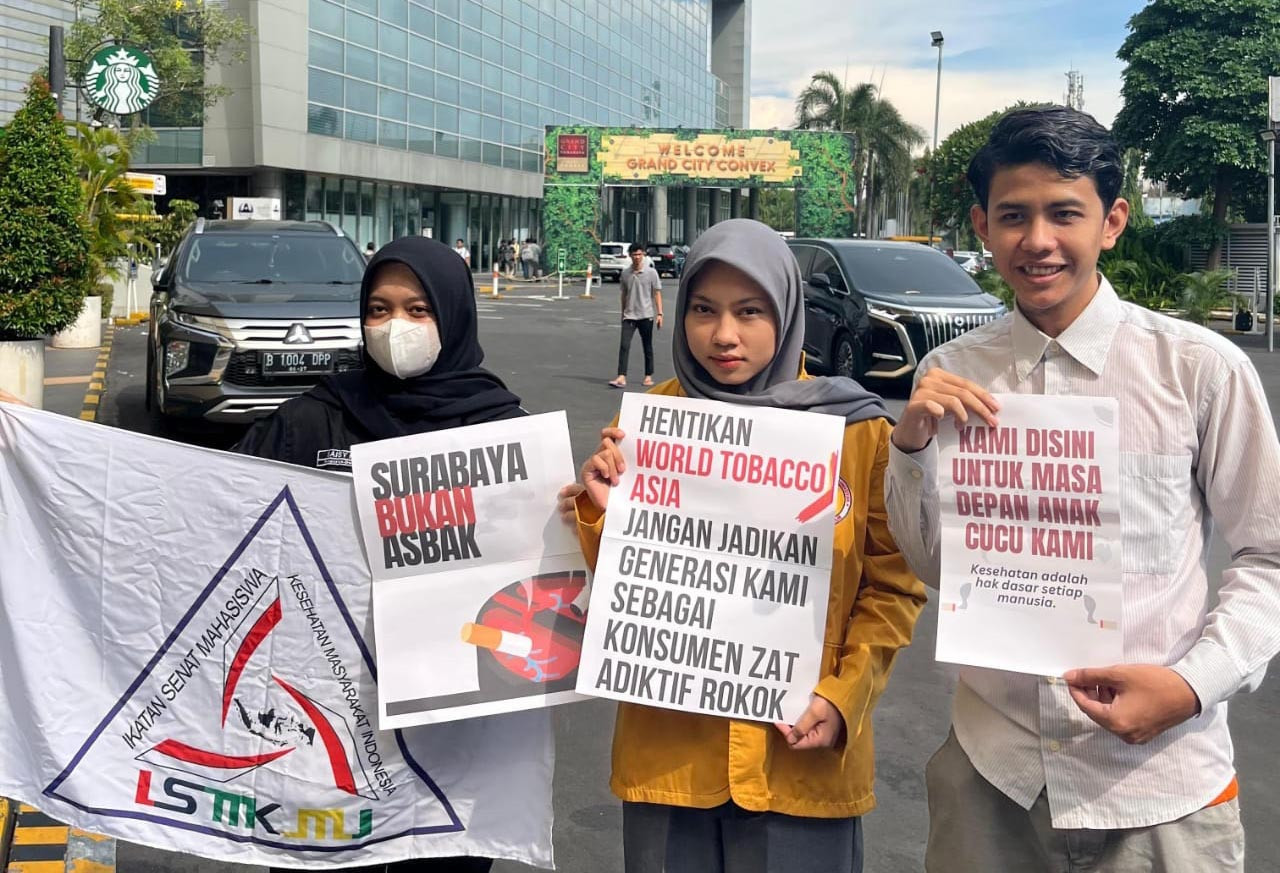 Koalisi Muda Peduli Akan Kesehatan (KOMPAK) aksi menolak World Tobacco Asia 2025 di Surabaya. (Foto: Kompak for JatimNow.com)