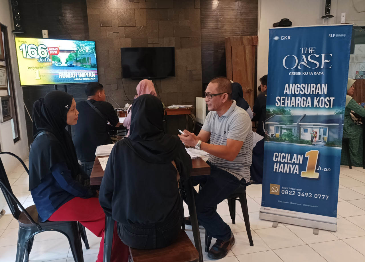 Foto: Aktivitas calon pembeli rumah The OASE di kantor pemasaran BLP Property di GKB Gresik. (Sahlul Fahmi/jatimnow.com)