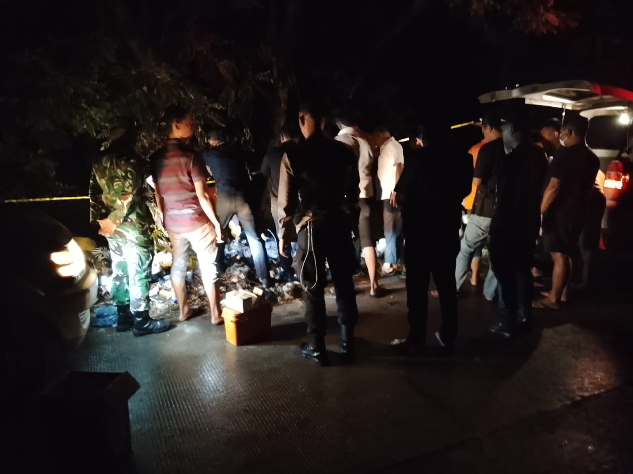 Foto: Petugas kepolisian saat mencoba mengevakuasi jenasah terbakar di hutan Lamongan. (Humas Polres Lamongan/jatimnow.com)