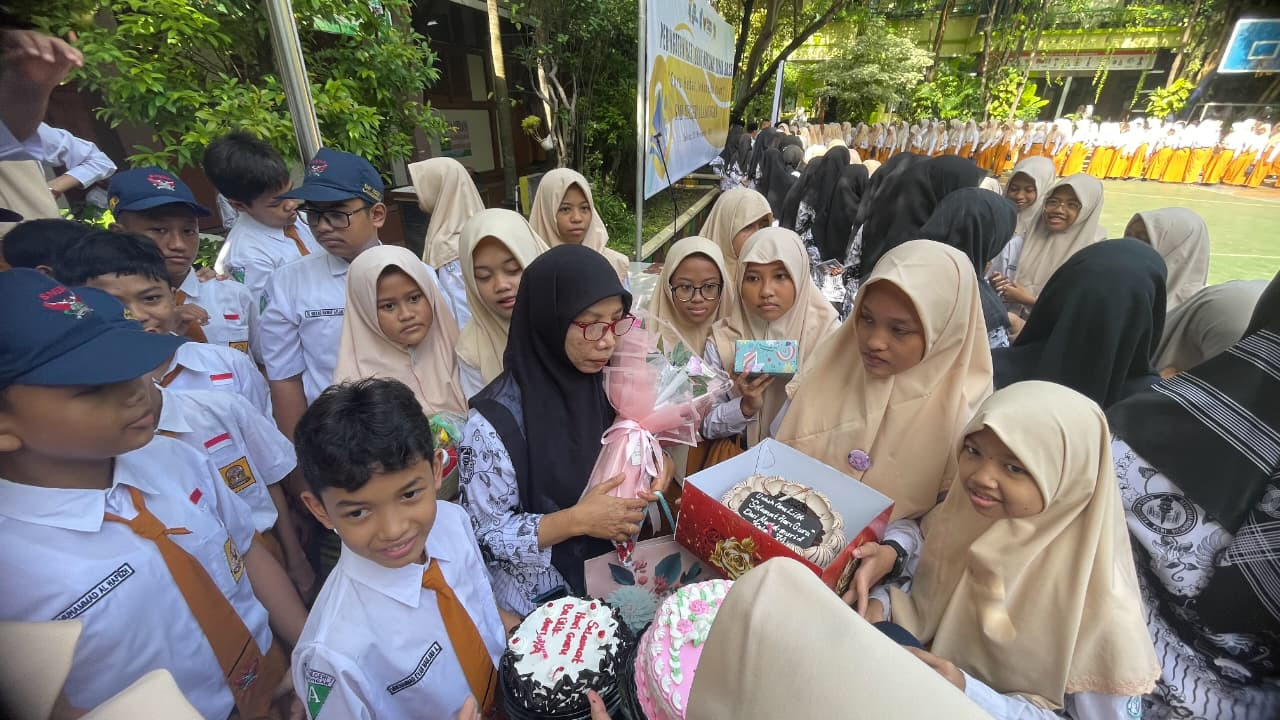 Foto: Peringatan Hari Guru 2025 di SMPN 1 Lamongan. (Adyad Ammy Iffansah/jatimnow.com)