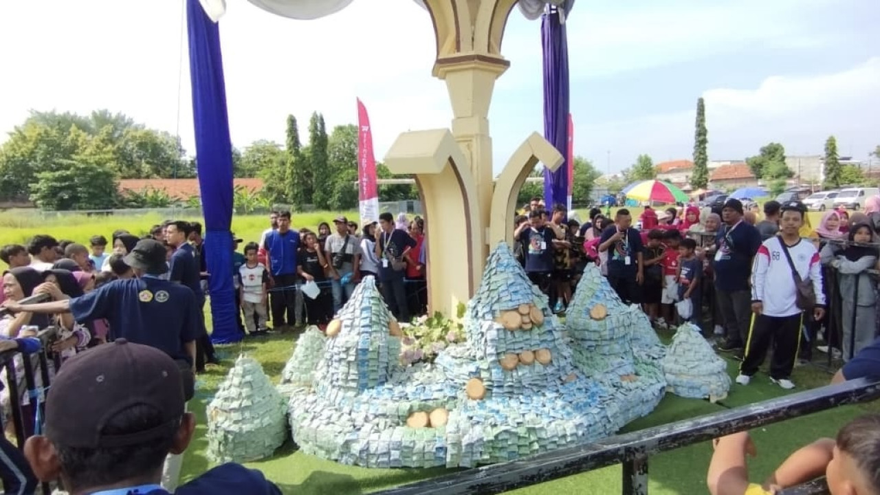Ribuan wingko dibentuk gunungan dalam festival Wingko Babat Lamongan. (Foto: Adyad Ammy Iffansah/jatimnow.com)