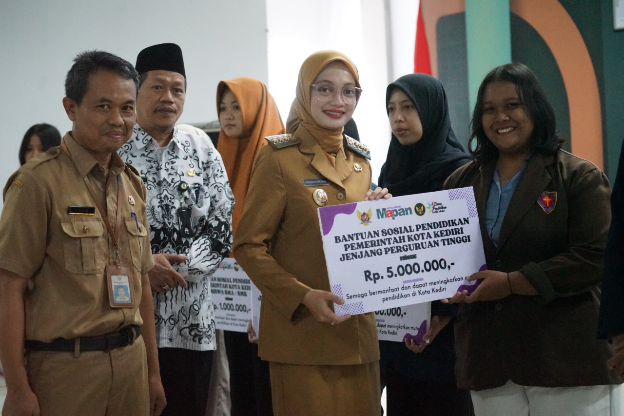 Mbak Vinanda menyerahkan bantuan sosial pendidikan untuk pelajar Kota Kediri. (Foto: Pemkot Kediri/jatimnow.com)