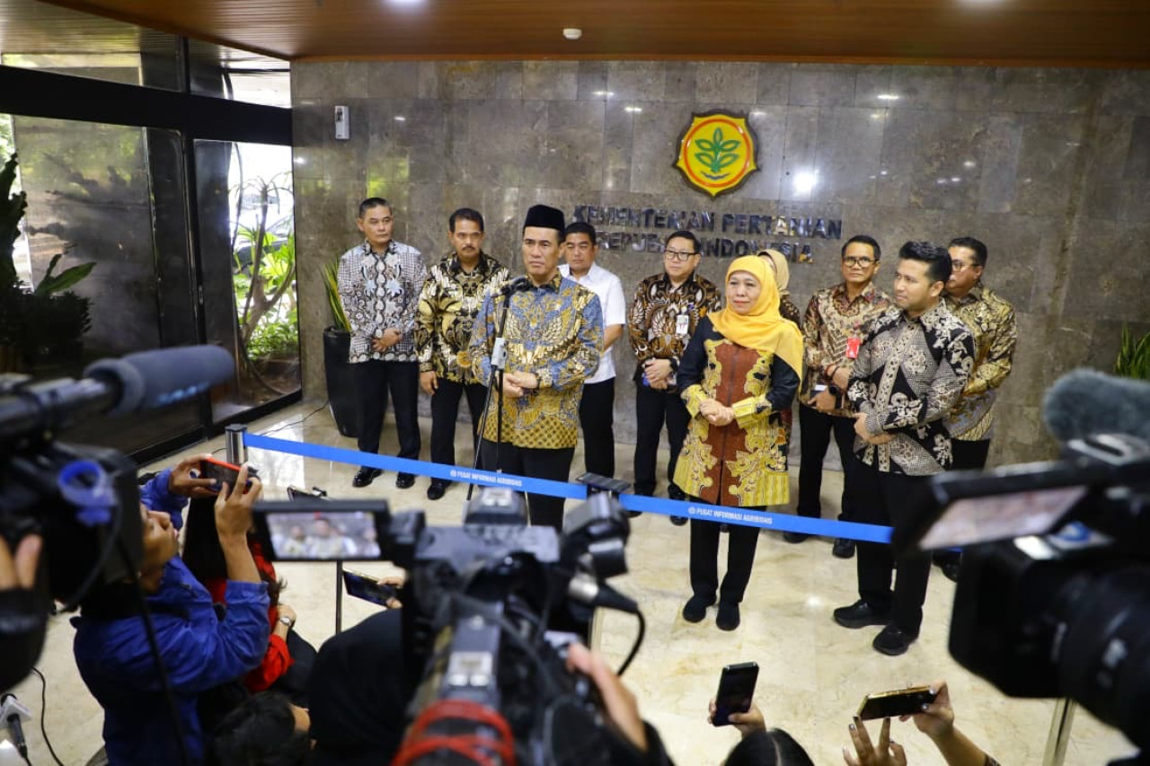 Gubernur Jatim Khofifah dan wakilnya Emil Dardak bersama Mentan Amran. (Foto: Pemprov Jatim/jatimnow.com)