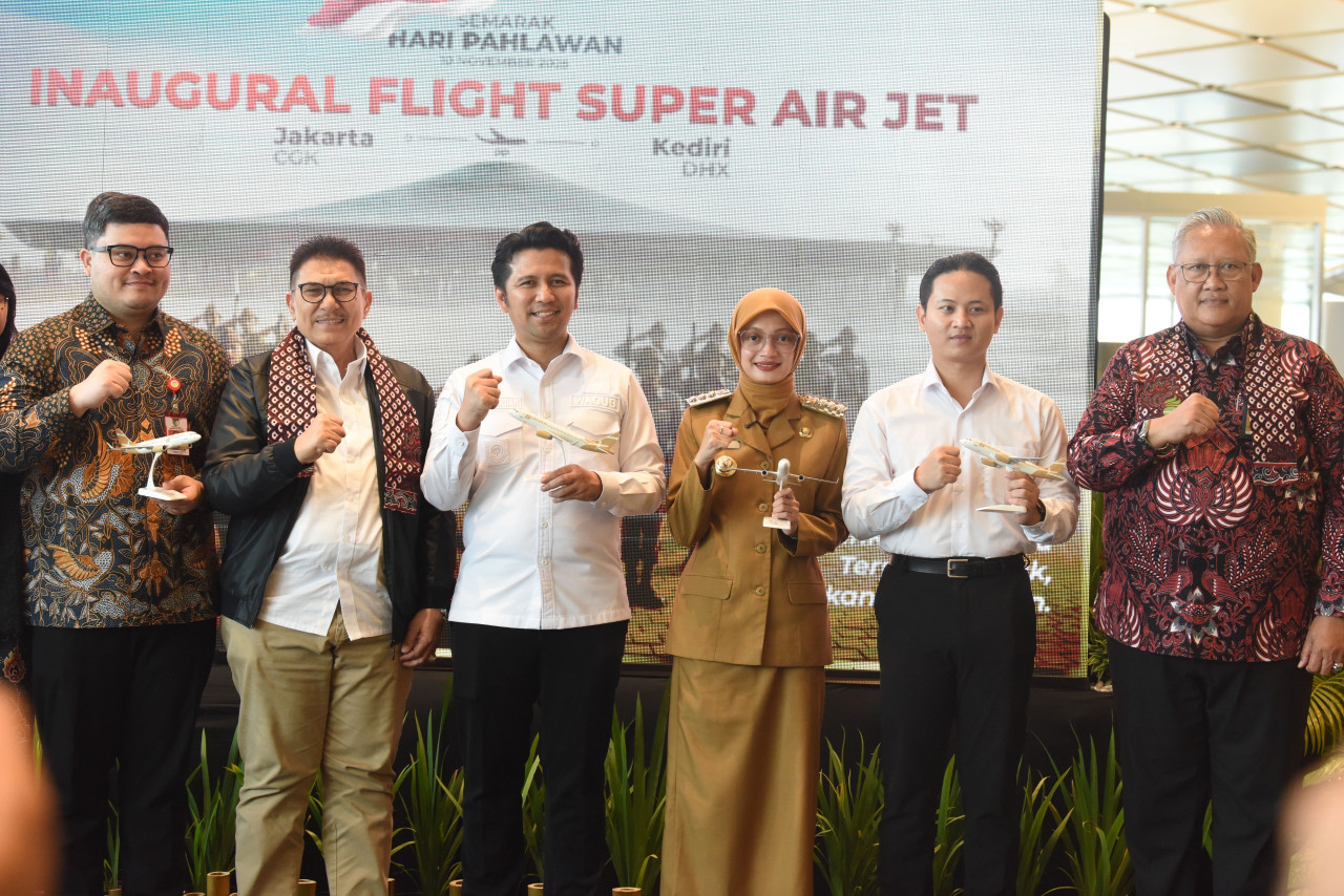 Mbak Vinanda saat hadir dalam penerbangan perdana di Bandara Dhoho Kediri. (Foto: Pemkot Kediri/jatimnow.com)