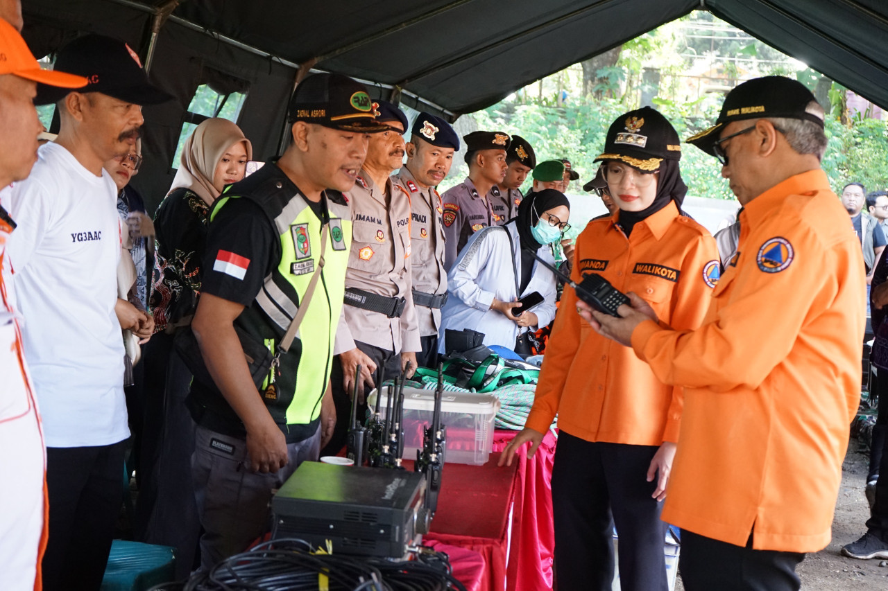 Mbak Vinanda saat gelar peralatan di Taman Brantas. (Foto: Pemkot Kediri/jatimnow.com)