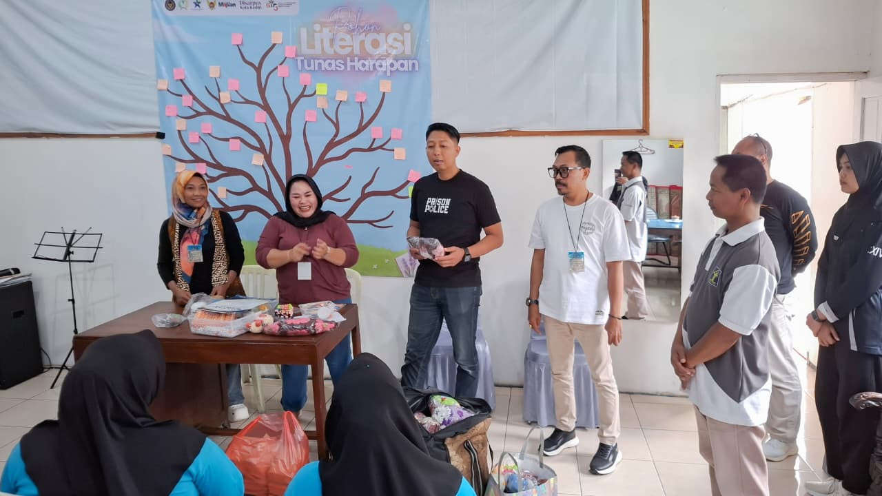 Pelatihan merajut di Lapas Kediri. (Foto: Lapas Kediri/jatimnow.com)