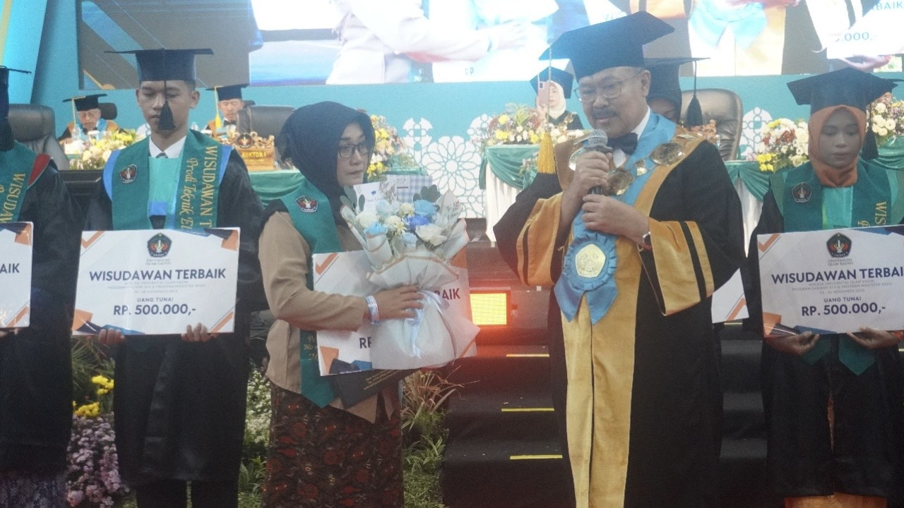 Orang Tua Sheika Safira, mahasiswa Uniska Kediri. (Foto: Uniska Kediri/jatimnow.com)