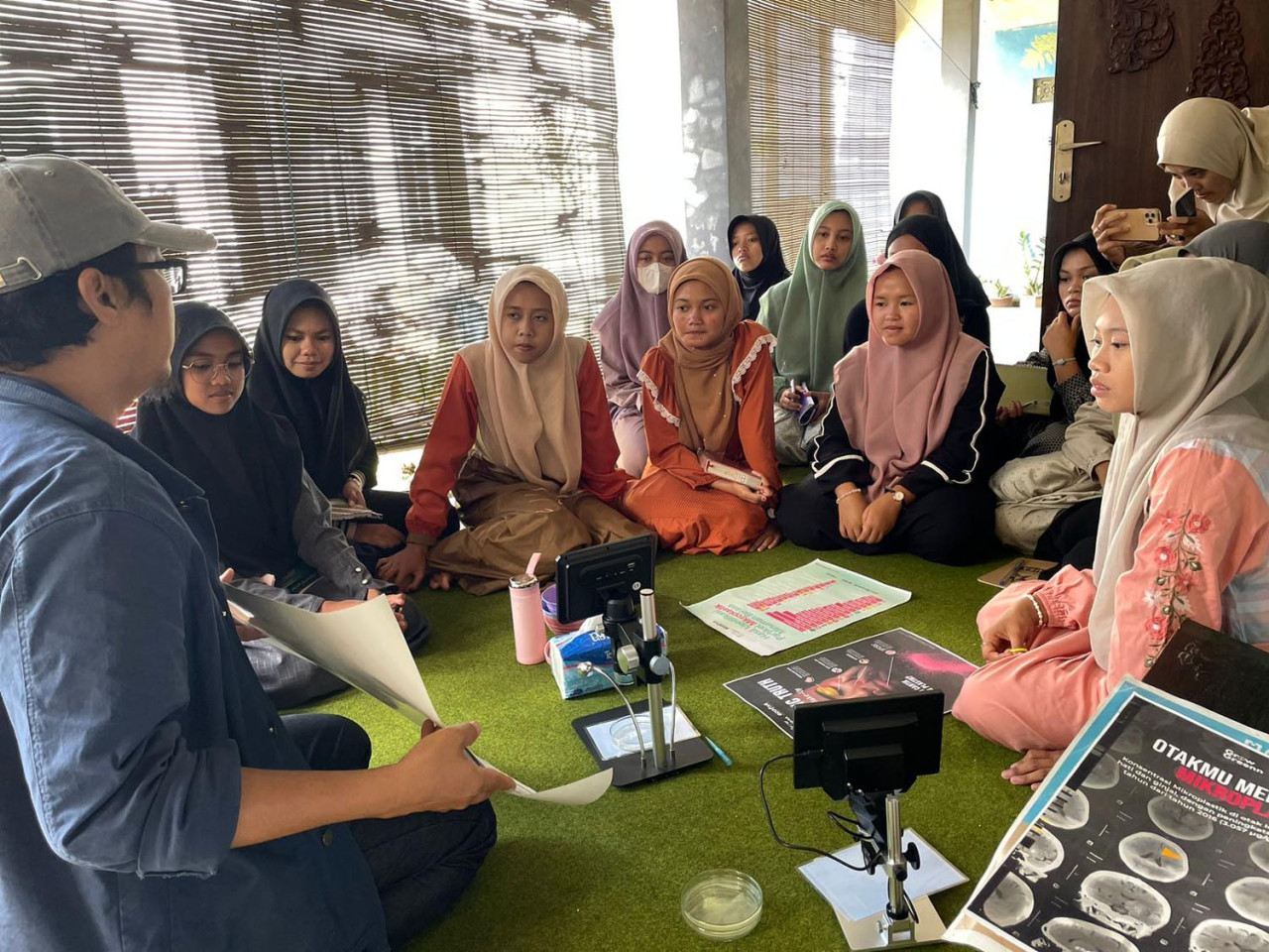 Suasana pelatihan citizen science di Pondok Pesantren Nurussalam. Para santriwati dengan serius menyimak instruksi mentor JAYCA dalam mengidentifikasi problem lingkungan dan pencemaran air, yang kemudian berujung pada temuan air hujan tercemar mikroplastik. (Foto: Prigi Arisandi for JatimNow.com)