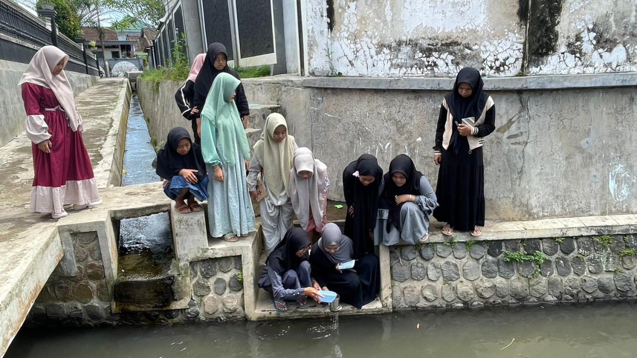 Santriwati PP Nurussalam Bondowoso saat melakukan uji kualitas air di lingkungan sekitar pondok. (Foto: Prigi Arisandi for JatimNow.com)