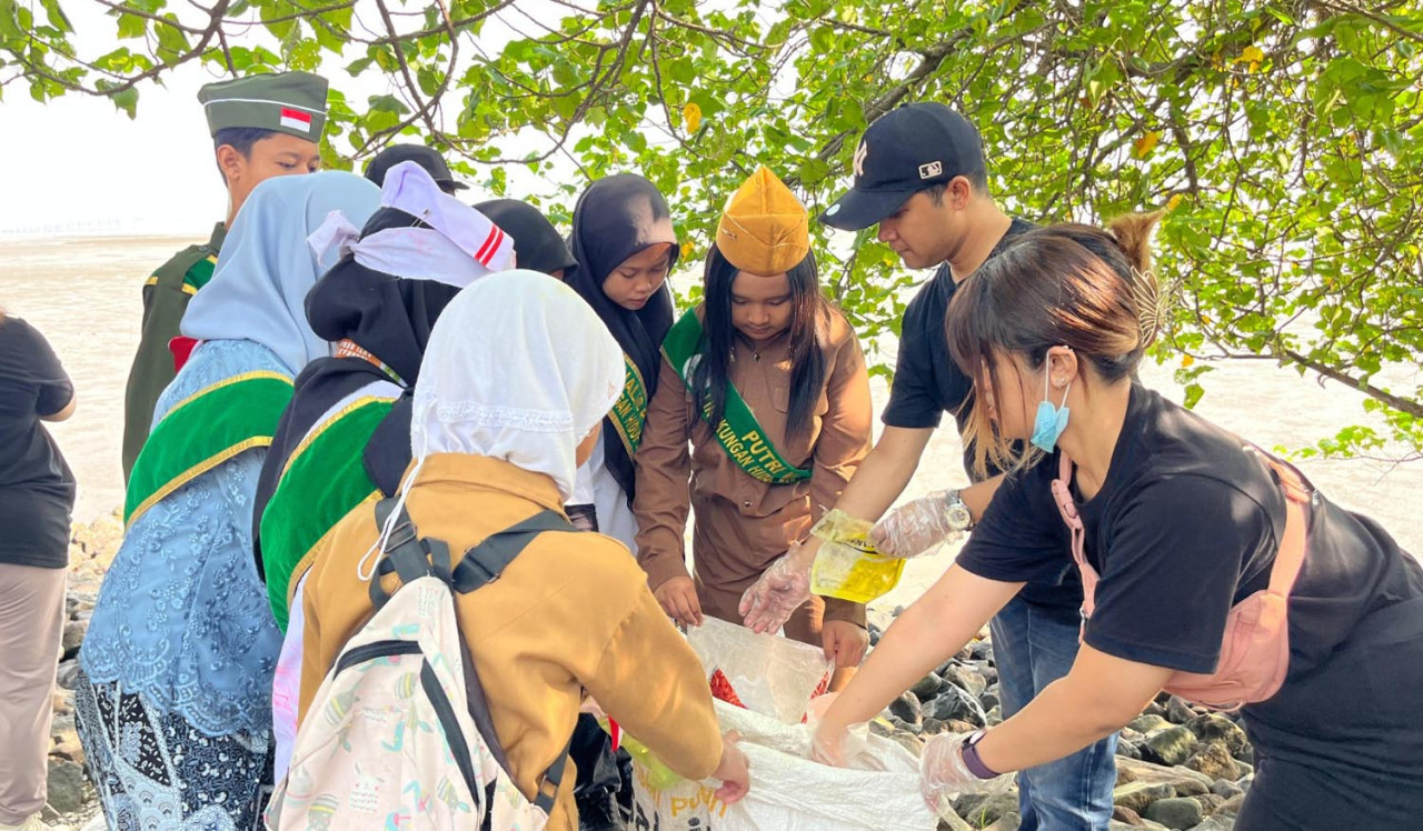 Ratusan peserta dari berbagai kalangan, mulai dari siswa sekolah hingga relawan, bergotong royong membersihkan sampah di sepanjang garis pantai. (Foto:  Waringin Hospitality for JatimNow.com)