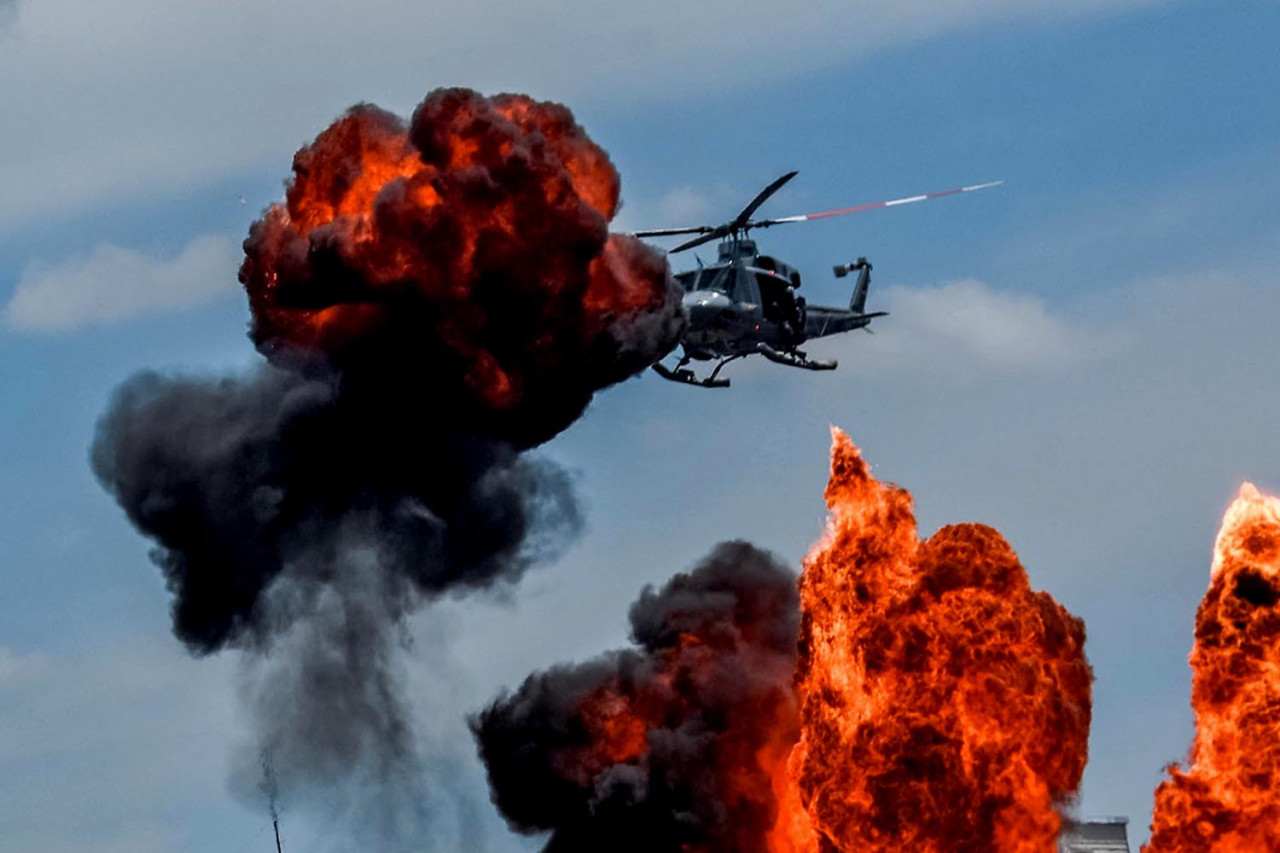 Helikopter TNI AL melintas di tengah ledakan saat melakukan demonstrasi kemampuan pada Upacara Peringatan HUT ke-80 Korps Marinir di Jakarta, Senin (17/11/2025). (Foto: Ainul Yakin for JatimNow.com)