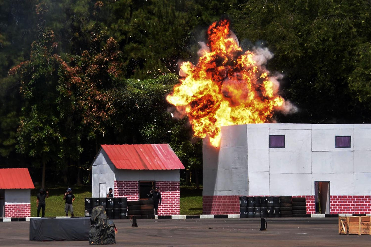 Ledakan dahsyat mewarnai demonstrasi kemampuan Korps Marinir pada Upacara Peringatan HUT ke-80 Korps Marinir di Jakarta, Senin (17/11/2025). Aksi ini menunjukkan kesiapan Korps Marinir dalam menghadapi berbagai ancaman. (Foto: Ainul Yakin for JatimNow.com)
