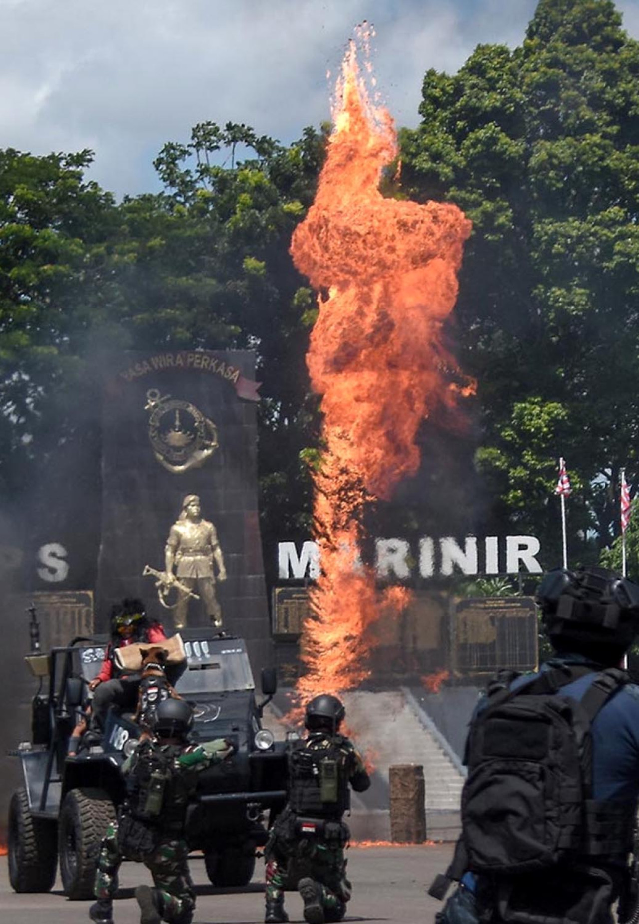 Kobaran api menjadi latar belakang aksi dramatis prajurit Korps Marinir dalam demonstrasi kemampuan pada Upacara Peringatan HUT ke-80 Korps Marinir di Jakarta, Senin (17/11/2025). Aksi ini memukau penonton dan menunjukkan kesiapan Korps Marinir dalam menghadapi berbagai ancaman. (Foto: Ainul Yakin for JatimNow.com)
