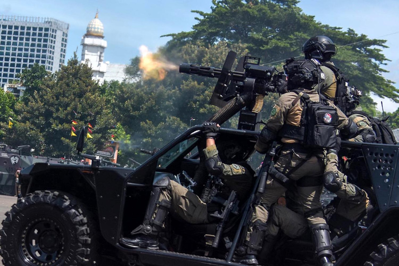 Prajurit Korps Marinir menunjukkan keahlian menembak dari kendaraan taktis saat melakukan demonstrasi kemampuan pada Upacara Peringatan HUT ke-80 Korps Marinir di Jakarta, Senin (17/11/2025). Aksi ini menunjukkan kesiapan Korps Marinir dalam menghadapi berbagai ancaman. (Foto: Ainul Yakin for JatimNow.com)