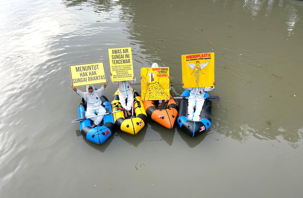 Lembaga Kajian Ekologi dan Konservasi Lahan Basah (ECOTON) menggelar aksi di bantaran Kali Mas, Surabaya, Senin (3/112025). (Foto: Ecoton for JatimNow.com)