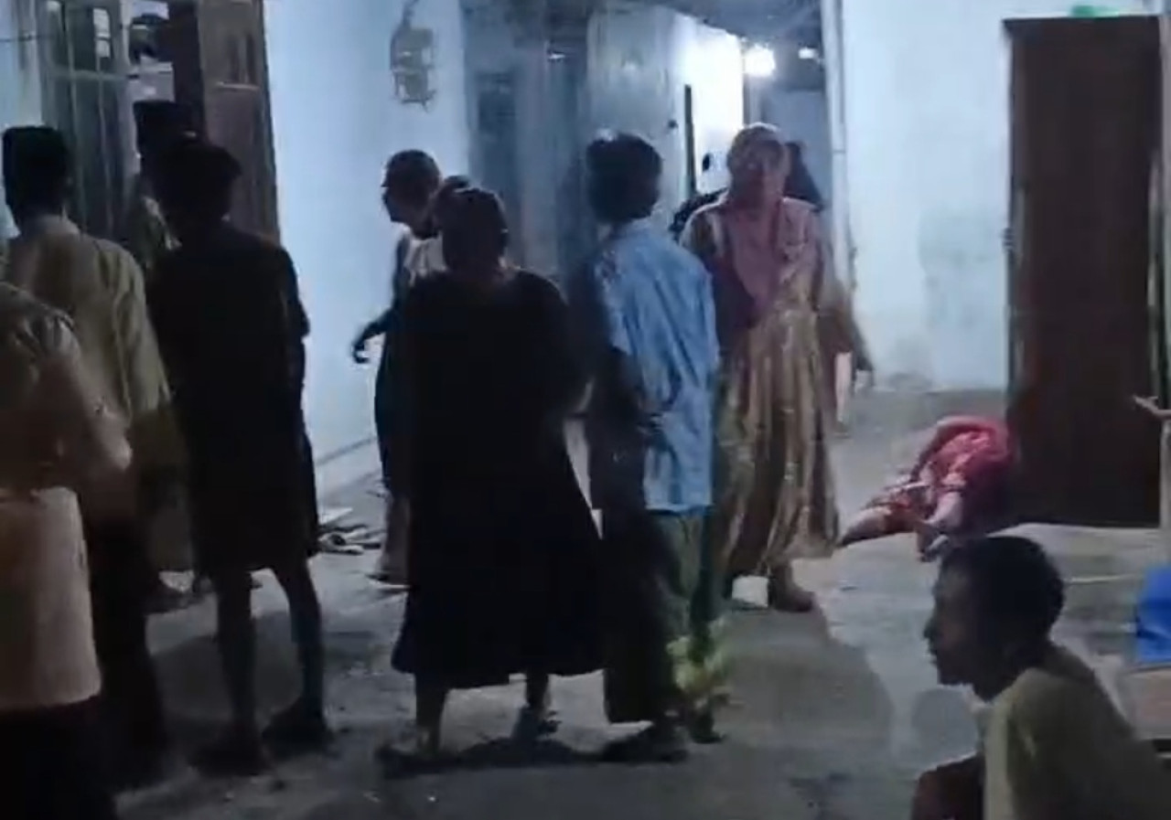 Warga berdatangan ke rumah korban. (Foto: Sugianto/jatimnow.com)