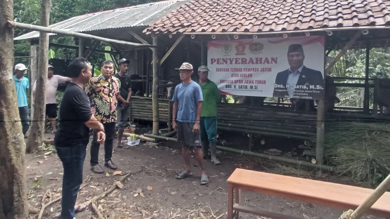 Anggota DPRD Jatim, Drs. H. Satib, M.Si menyerahkan bantuan ternak sapi. (Foto: Sugianto/jatimnow.com)