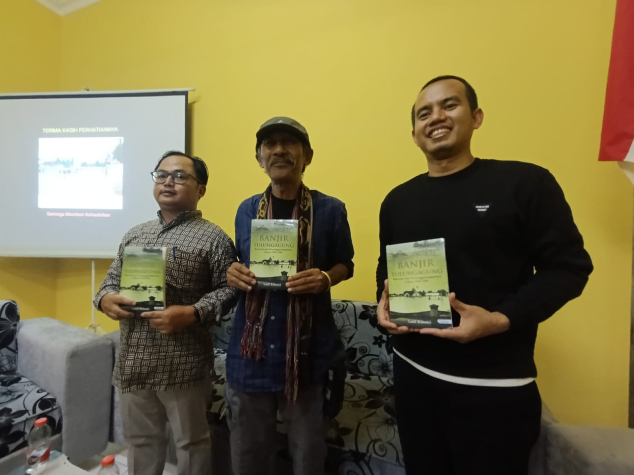 Foto: Ketua DPD Golkar Jairi Irawan bersama penulis buku Banjir Tulungagung. (Bramanta/jatimnow.com)