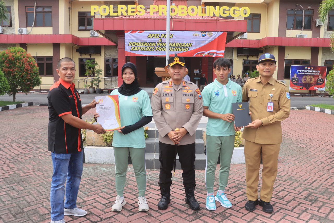 Polres Probolinggo memberikan penghargaan untuk Danil dan Yulia. (Foto: Humas Polres Probolinggo/jatimnow.com)