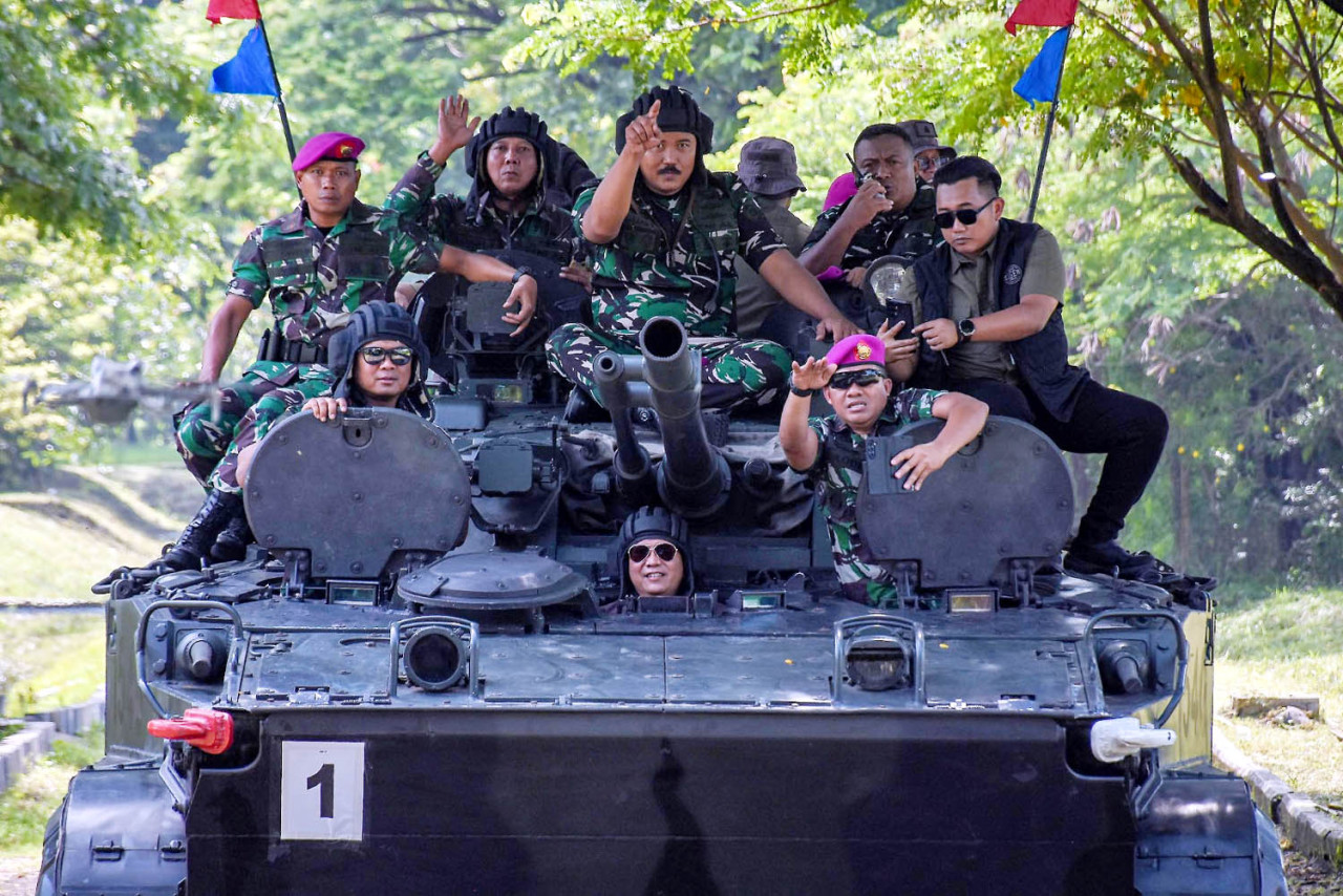 Terima Brevet Kavaleri Korps Marinir, Kajati Jatim Jajal Tank dan Sniper