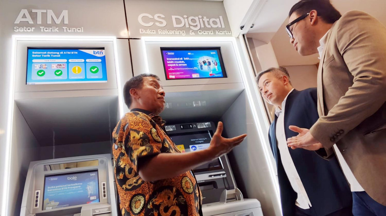 Direktur Network & Retail Funding BTN, Rully Setiawan, dan Rektor Unesa, Prof. Nurhasan, ketika meresmikan BTN Digital Store ke-9 di Unesa Lidah Wetan, Surabaya, Jumat (21/11/2025). (Foto: Ali Masduki/jatimnow.com)