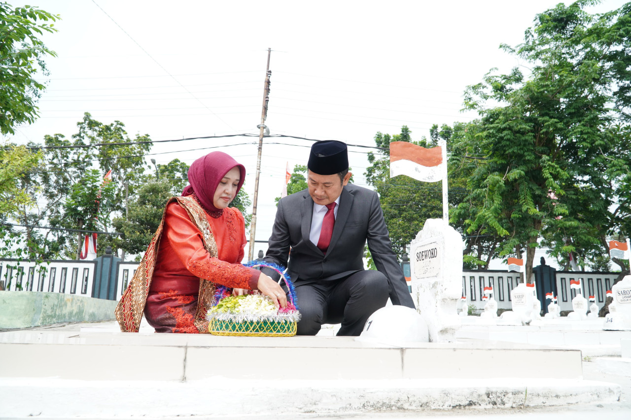 Bupati Lamongan Yuhronur Efendi bersama Istri saat tabur bunga di TMP Kusuma Bangsa, Lamongan. (Foto: Humas Pemkab Lamongan for jatimnow.com)